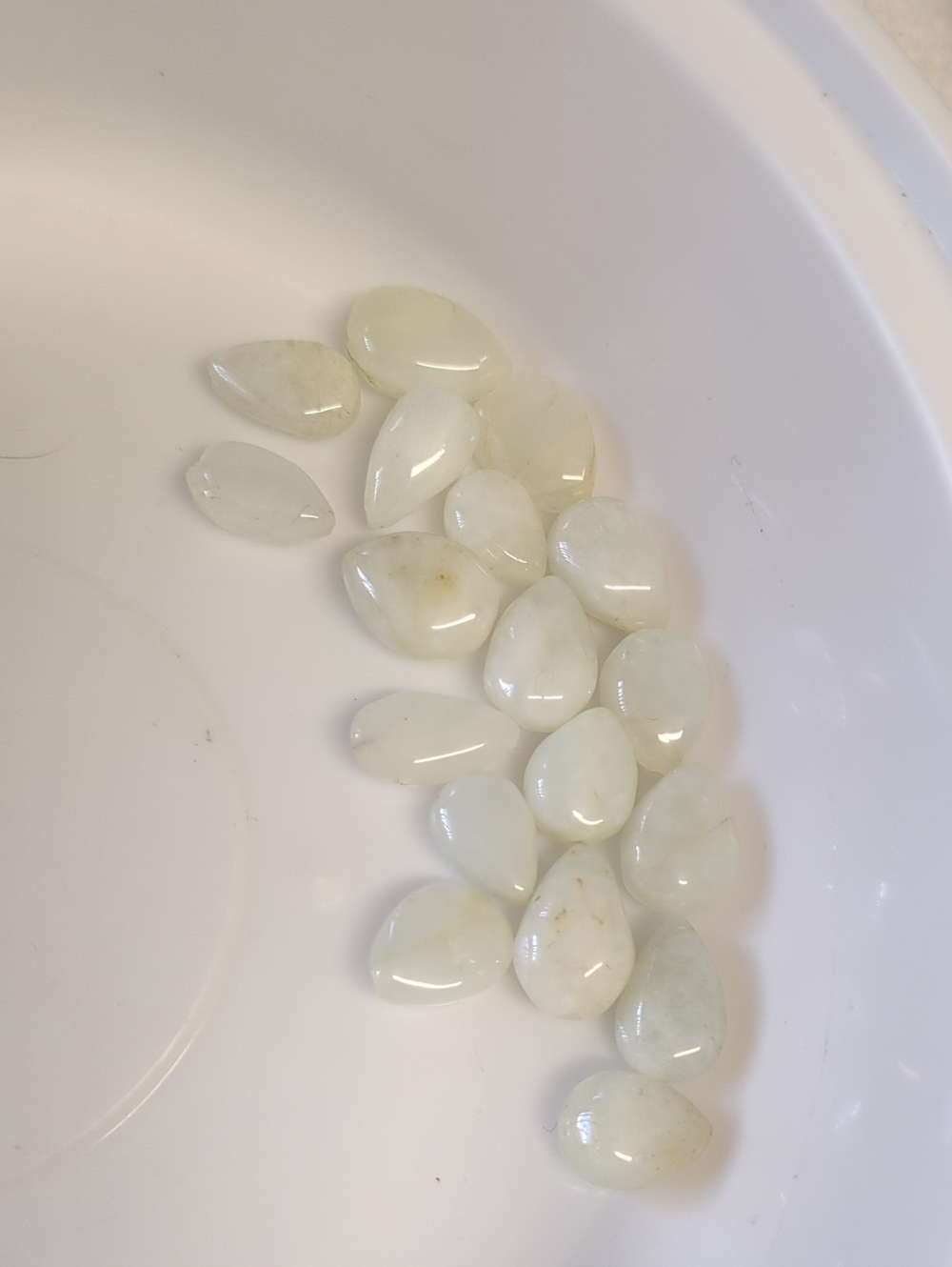 🩷5/20🩷☀️Q82 Polished White Agate(I think) Teardrop Beads